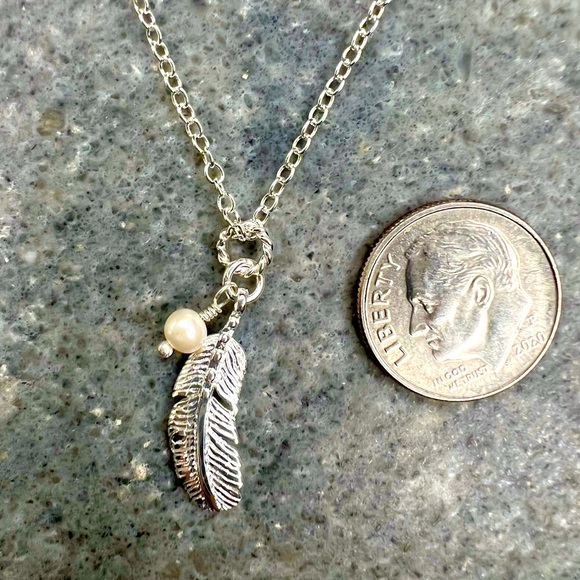 NEW HANDMADE 925 STERLING SILVER FEATHER NECKLACE WITH ADDED PEARL DANGLE - Picture 3 of 4